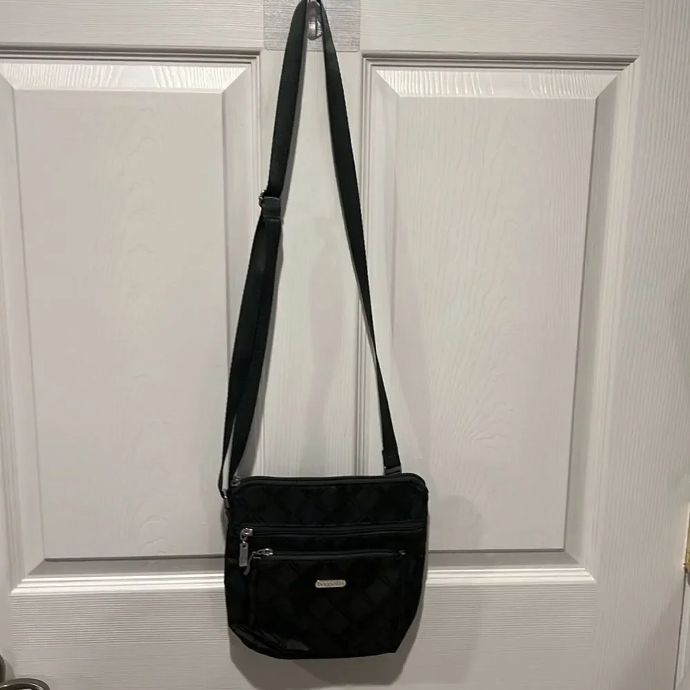 Baggallini gray and black crossbody bag with adjustable straps